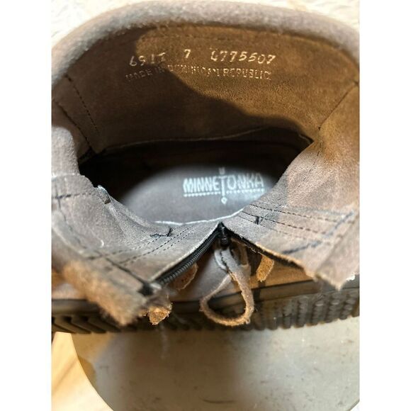 MINNETONKA Gray Suede Hard Bottom Fringe Moccasin Ankle Boots Women's Size 7 - Picture 8 of 8